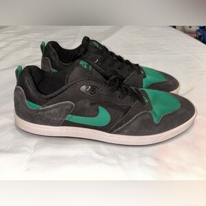 EUC men’s NIKE SB Alleyoop Green & Black skateboarding shoes. Size 14
CJ0882-007